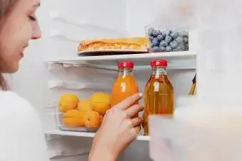 Kadın Eli Açık Buzdolabından Meyve Suyu Şişesini Çıkarıyor