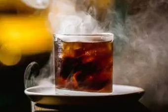 Närbild av en rökt cocktail på kvällen