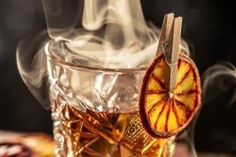 Rökt gammaldags cocktail med torkad apelsinskiva