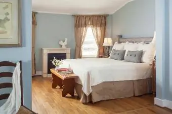 Modra spalnica s starinsko leseno klopjo