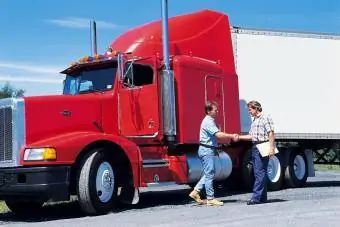 L'autista del camion stringe la mano al cliente