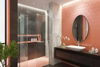 Moderní koupelna se světle broskvovými voštinovými obklady