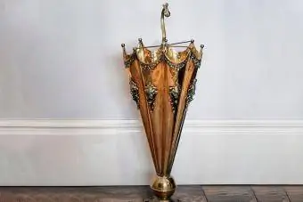 Brass umbrella stand sa isang opisina