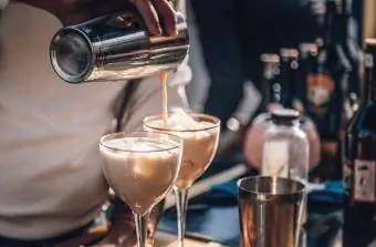 Barman dělá čokoládový likérový koktejl