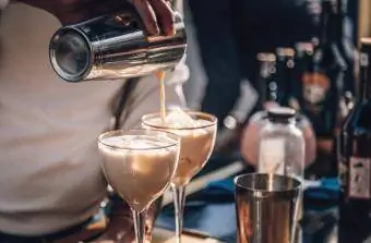 Barman die chocoladelikeurcocktail maakt