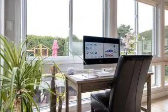 Pequeña oficina en casa en una terraza acristalada
