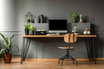 Μικρό γραφείο στο σπίτι διακοσμημένο σε βαθύ ανθρακί χρώμα