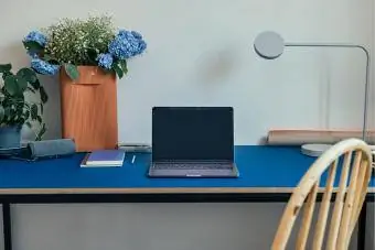 Pequeña oficina en casa decorada en tonos azules