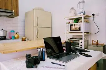 Väike kodukontori ruum köögis