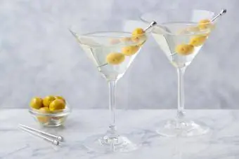 Gin-Martini-Cocktails mit grünen Oliven auf Marmortisch