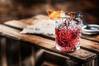 Cocktail Negroni op een oude houten plank