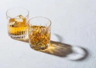 Glass med isbiter og Bourbon
