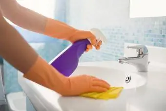 Wanita membersihkan kamar mandi