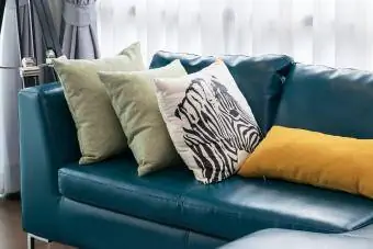 Жаздыктар алмаштырылган диван