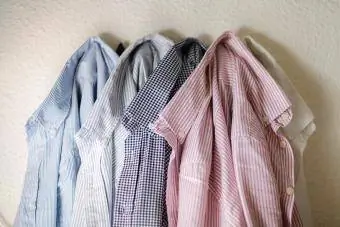 Varias camisas colgadas