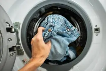 Colocando jeans na máquina de lavar