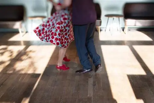 Как выполнять танцевальные шаги Джиттербаг