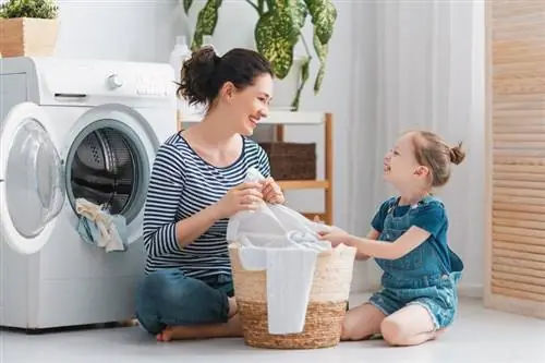 29 pametnih trikov za pranje perila, ki bodo spremenili način pranja perila