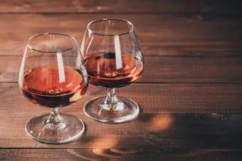 Dua gelas cognac di atas meja kayu