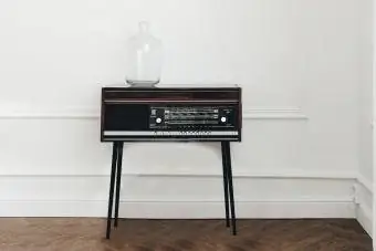Szafka na radio przerobiona na stolik boczny