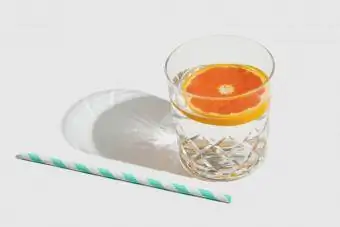 Glas klarmælk punch med vodka og rom