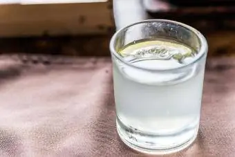 Glas geklaarde melkpunch met gin