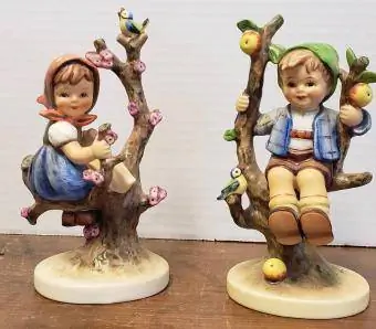 ตุ๊กตา Hummel เด็กชายและเด็กหญิงจากต้นแอปเปิ้ล