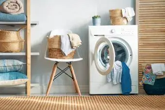 Laundry room na may washing machine