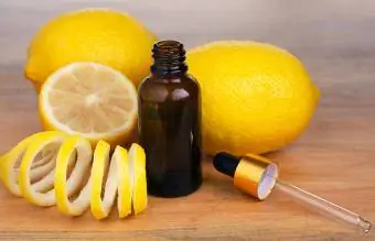 Aceite esencial de limón en una botella