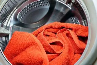 Çamaşır Makinesinde Turuncu Havlu