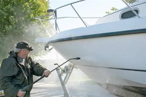 Comment nettoyer une coque de bateau : les meilleures méthodes