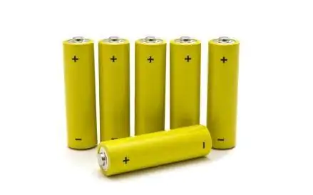 Kako očistiti AA baterije koje cure