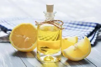 olio di limone in una bottiglia di vetro