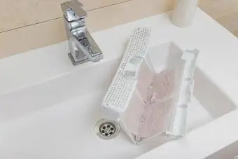 Polvere, lanugine e capelli intrappolati nel filtro dell'asciugatrice