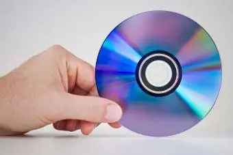 rankoje laikomas DVD diskas