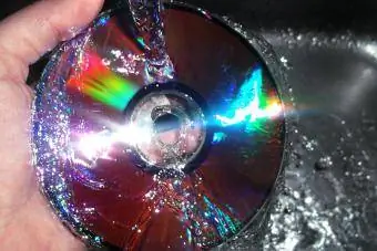 πλύνετε το DVD με νερό