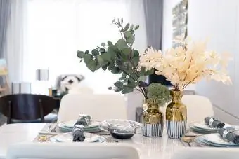 Salle à manger moderne avec pièce maîtresse florale audacieuse