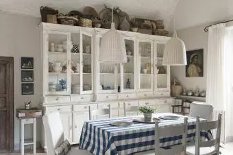 آشپزخانه روستایی با رومیزی چهارخانه آبی