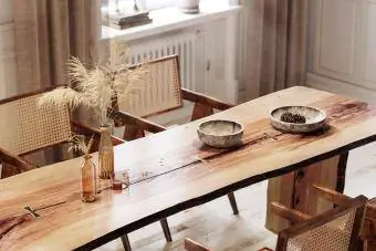 Pürüzlü kenar tahta yemek masası