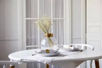 میز گرد کوچک با گلدان شیشه ای از گچ