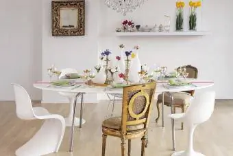Kombinacija moderne in vintage jedilne mize