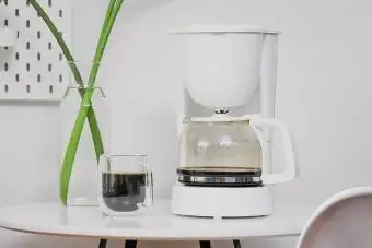 Pembuat kopi dan cawan kopi