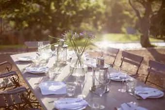 Bouquet et couverts sur table de patio