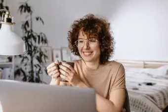 Vrouwen die in een thuiskantoor werken