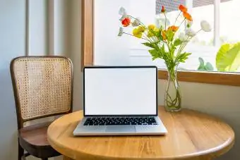 Computador portátil em uma pequena mesa