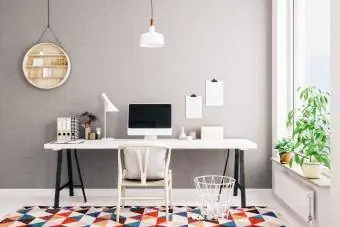 التصميم الداخلي للمكتب المنزلي باللون الرمادي على الطراز الاسكندنافي الحديث