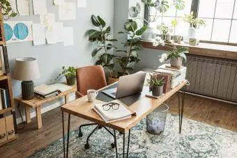 Oficina moderna a casa amb catifa