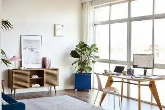 Računalnik in pohištvo v domači pisarni
