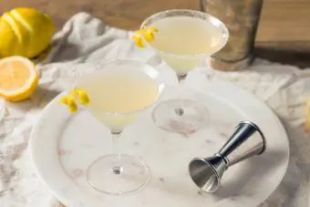 Canlandırıcı Limon Damlası Martini Mokteyl