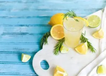 Serinletici limon ve biberiye içeceği